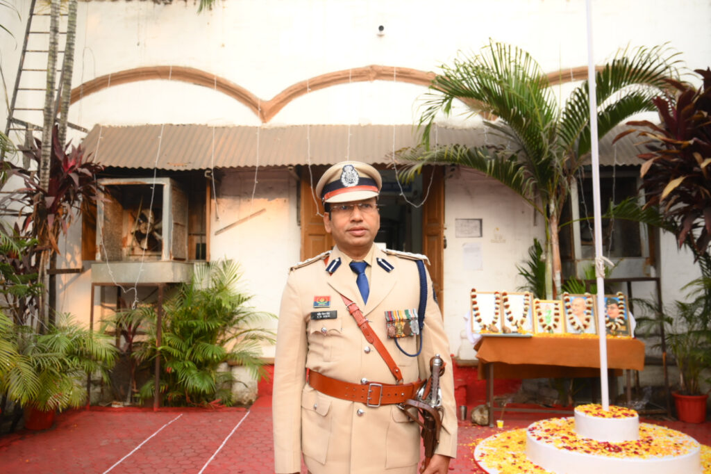 गणतंत्र दिवस पर उप पुलिस महानिरीक्षक एवं वरिष्ठ पुलिस अधीक्षक शशि मोहन सिंह ने पुलिस अधीक्षक का पदभार ग्रहण कर किये ध्वजारोहण 2 IMG 20260126 WA0010